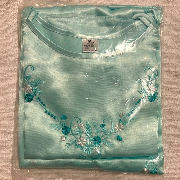 Satin/Silk Nightgown and Robe Set | M - Picture 5 of 16